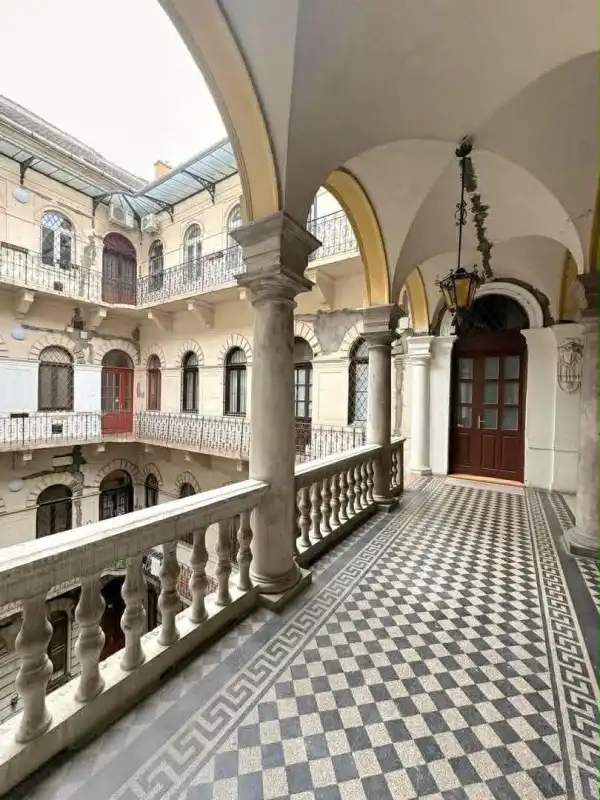 Kiadó újszerű téglalakás, Budapest, VI. kerület 3 szoba 110 m² 630 E Ft/hó